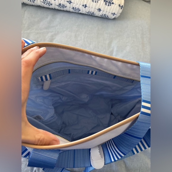 NWT. Gorgeous! Vineyard Vines Blue and White Women\'s Tote Bag